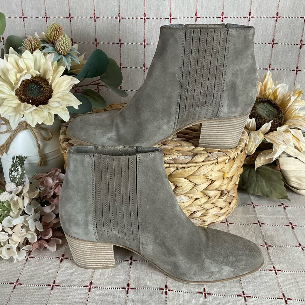 Vince “Haider” Tan Flint Suede Ankle Boots Gored Almond Toe Bootie Size 9.5 EUC - Picture 2 of 5